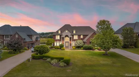 2401 Spyglass Dr, Oakland, MI 48363