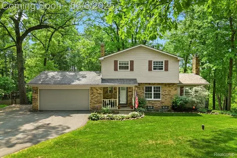 3783 Glen Hills Dr, Hartland, MI 48353