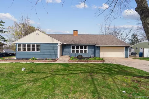 2064 N Long Lake Rd, Fenton, MI 48430