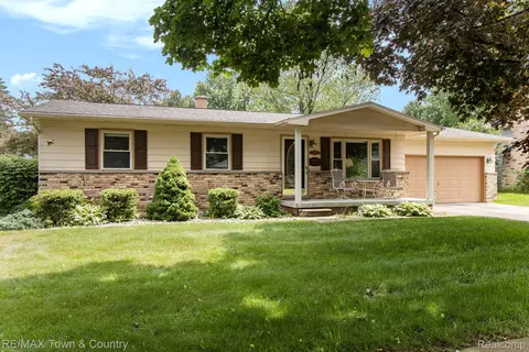 517 Autumn Dr, Flushing, MI 48433