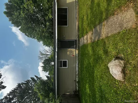 811 Robinwood St, Pontiac, MI 48340