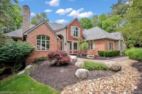 520 Iroquois Ct, Oxford, MI 48371