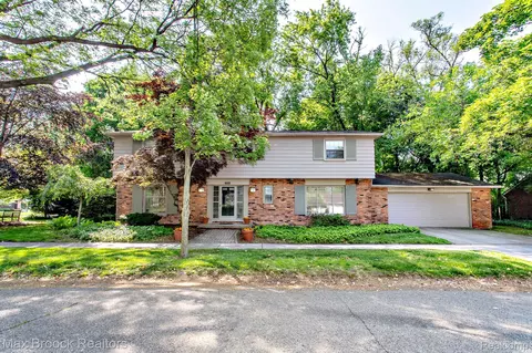 8019 Concord Rd, Huntington Woods, MI 48070