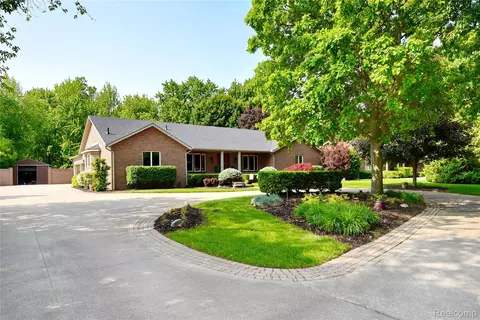 960 Eckford Dr, Troy, MI 48085