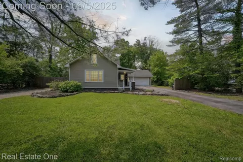 8921 Lake Rd, Grosse Ile, MI 48138