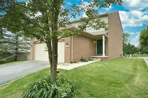 8997 Newport Ct #2, Livonia, MI 48150