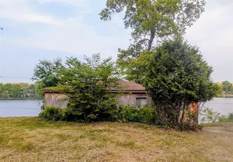 15229 Longfellow Dr, Argentine, MI 48418