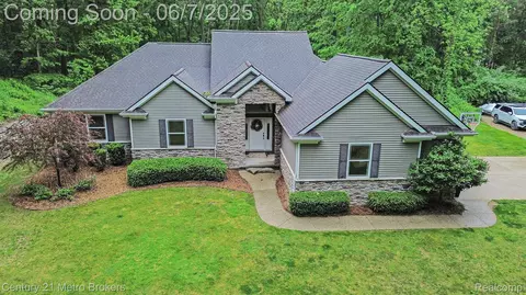 6278 Ridge Hollow Ln, Springfield, MI 48350