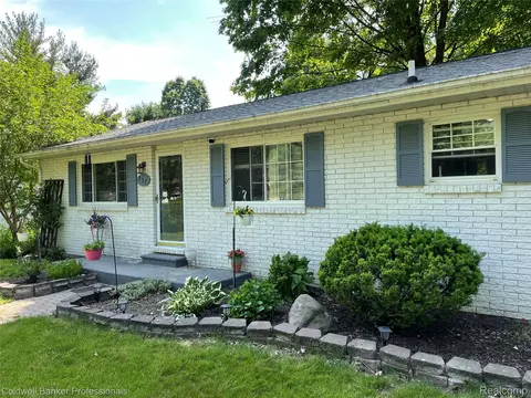 937 State Rd, Fenton, MI 48430