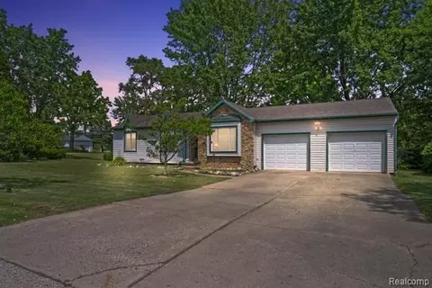 6011 Stockbridge Commons Trl, Grand Blanc, MI 48439