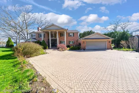 2224 Lake Angelus Shrs, Lake Angelus, MI 48326