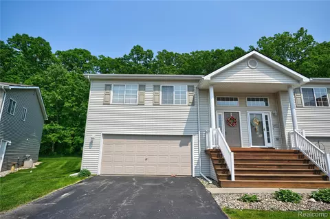 1015 Timber Ridge Ct, Grand Blanc, MI 48439