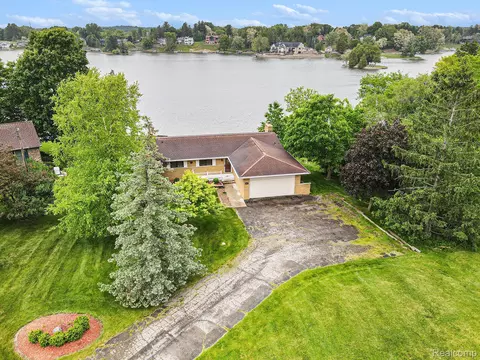 7038 Driftwood Dr, Fenton, MI 48430