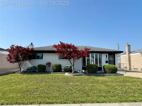 27661 Larry St, Roseville, MI 48066