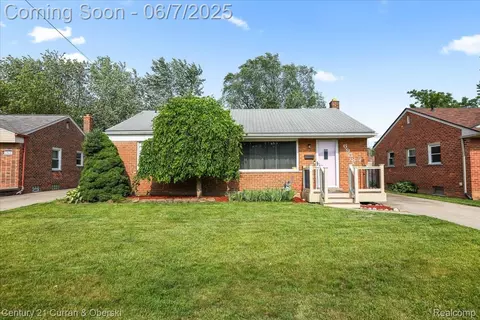 6958 Whitby St, Garden City, MI 48135