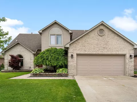 50308 Hillside Dr, Macomb, MI 48044