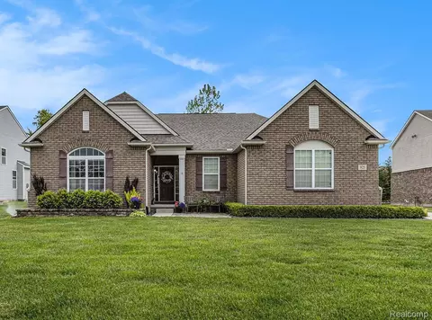 825 Mcintosh Ct, Oakland, MI 48363
