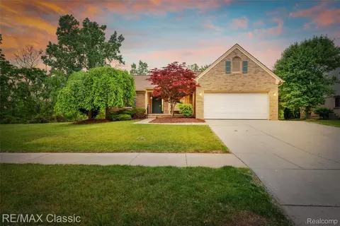 995 Wildwood Ln, Canton, MI 48188