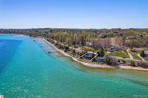 9428 Center Rd, Peninsula, MI 49686