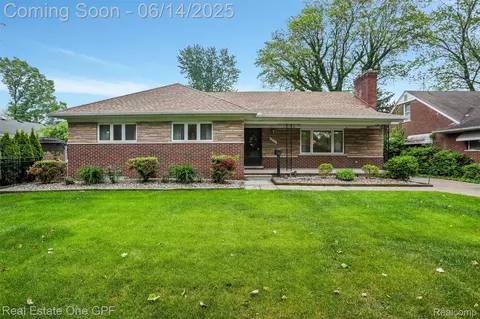 19998 Fairway Dr, Grosse Pointe Woods, MI 48236