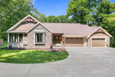 11500 Lisa Lori Ln, Green Oak, MI 48178