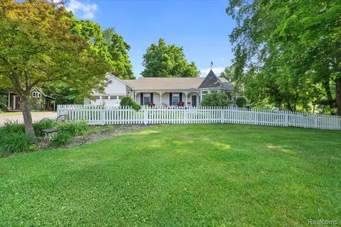 636 Crawford Farm Ln, Milford, MI 48381