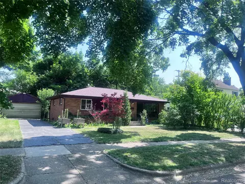 140 Pershing Dr NE, Grand Rapids, MI 49505