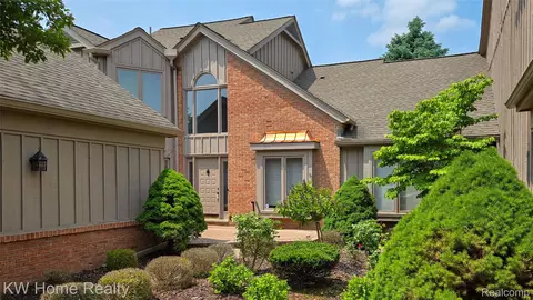 37634 Russett Dr, Farmington Hills, MI 48331