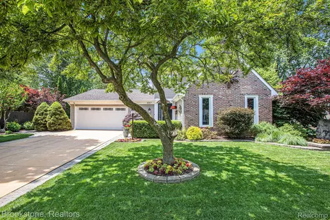 4057 Cypress Dr, Troy, MI 48085
