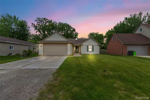 39562 Macomber St, Harrison, MI 48045