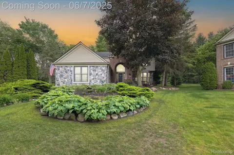 3753 Rolling Hills Rd, Orion, MI 48359