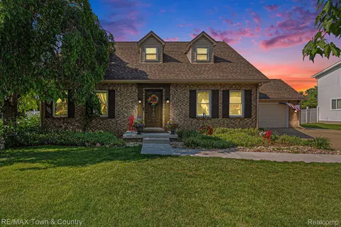 813 Birchwood Dr, Flushing, MI 48433