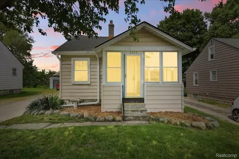 3345 Curwood St, Waterford, MI 48329