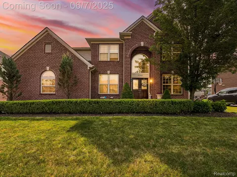 42464 Beechwood Dr, Sterling Heights, MI 48314