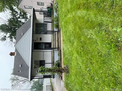 29049 Barton St, Garden City, MI 48135