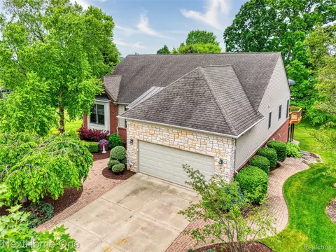57755 Cider Mill Dr, Lyon, MI 48165