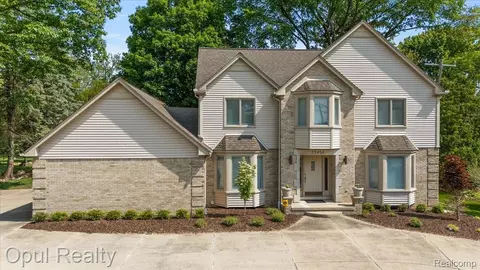 37456 Rhonswood Dr, Northville, MI 48167