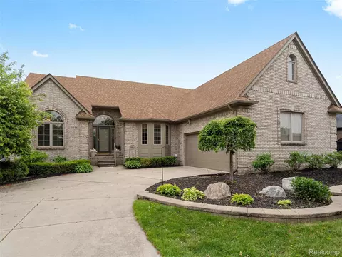 19996 Devonshire Ln, Macomb, MI 48044