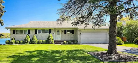 2982 Shawnee Ln, Waterford, MI 48329