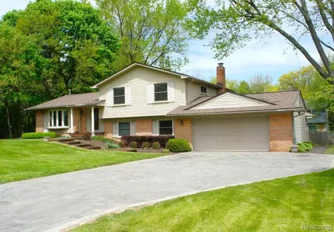 1616 Mark Hopkins Rd, Bloomfield Township, MI 48302