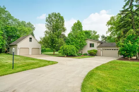 56901 Appaloosa Ln, Lyon, MI 48178
