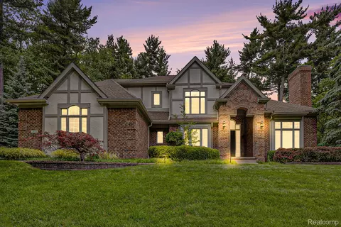 3050 High Hillcrest Dr, Howell, MI 48843