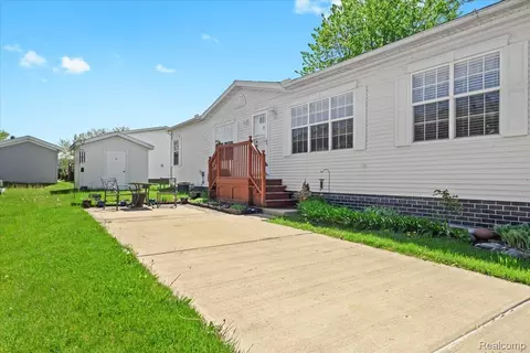 11091 Aspen Ct, Green Oak, MI 48178