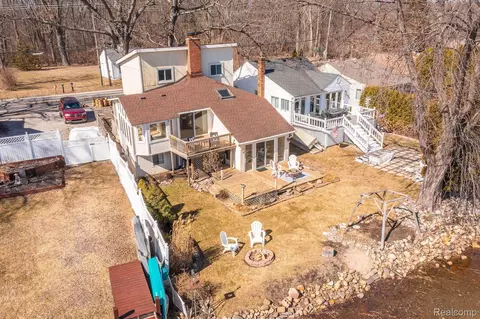 2830 N Duck Lake Rd, Highland, MI 48356