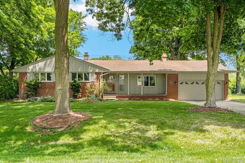 30060 Eastfield St, Farmington, MI 48334