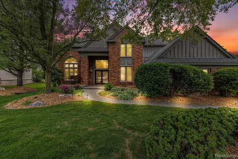 5064 Silverwood Dr, West Bloomfield, MI 48322