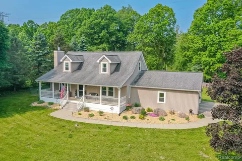 1020 Meadow Lake Ln, Brandon, MI 48462