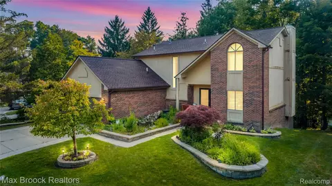 6360 Brookview Ln, West Bloomfield, MI 48322