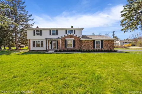 6212 Buxton Dr, West Bloomfield, MI 48322