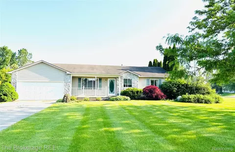 2525 Torrey Grove Ct, Fenton, MI 48430